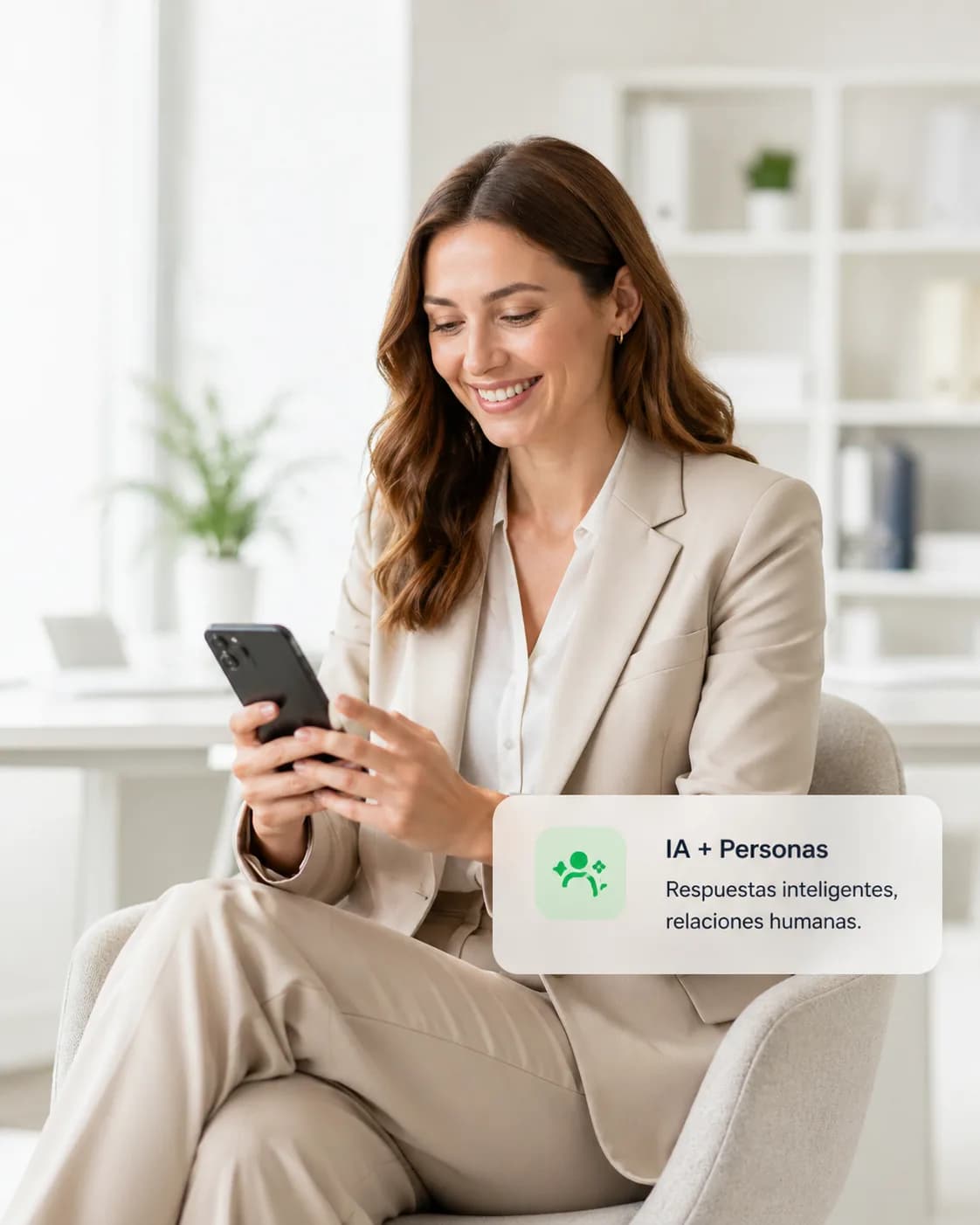 Profesional inmobiliaria gestionando operaciones desde el móvil con RSAgentic